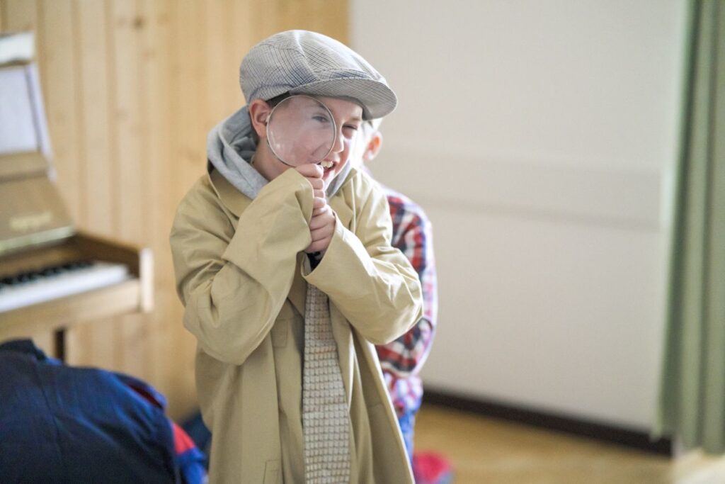 Junge im Dedektiv-Modus