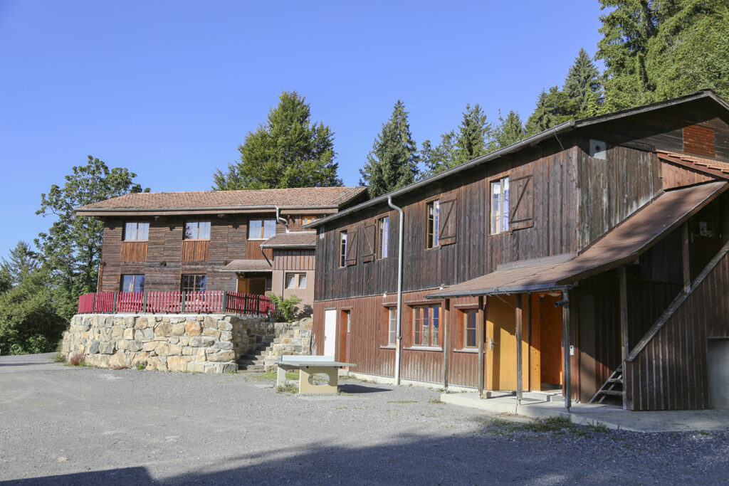 Haus mit grossem Vorplatz und Tischtennisplatte