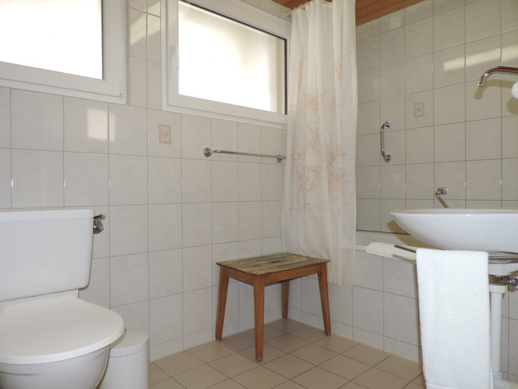 Badezimmer mit Duschwanne