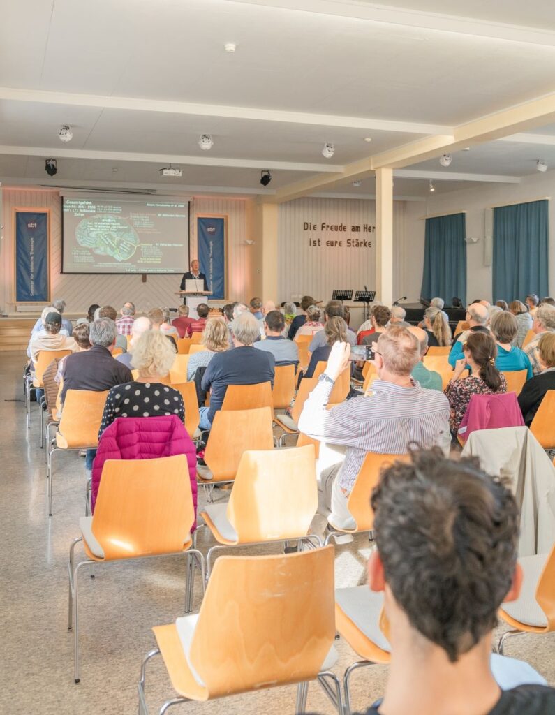 Das Publikum geniesst die Fachvorträge
