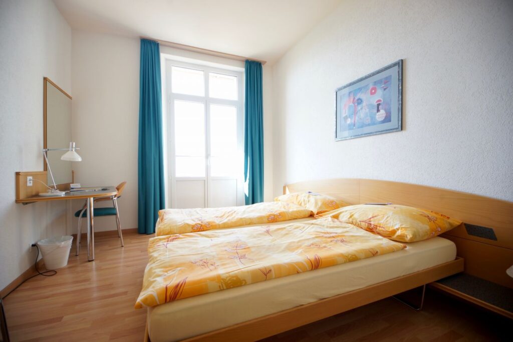 Doppelzimmer Süd mit Dusche/WC und Balkon