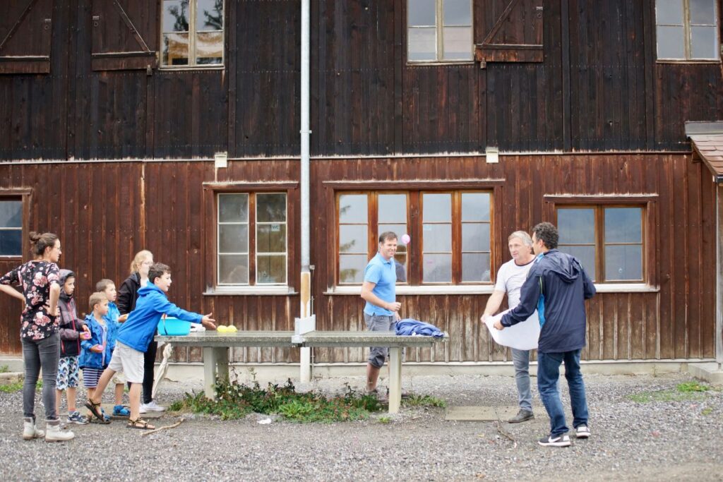 Tischtennis vor dem Haus