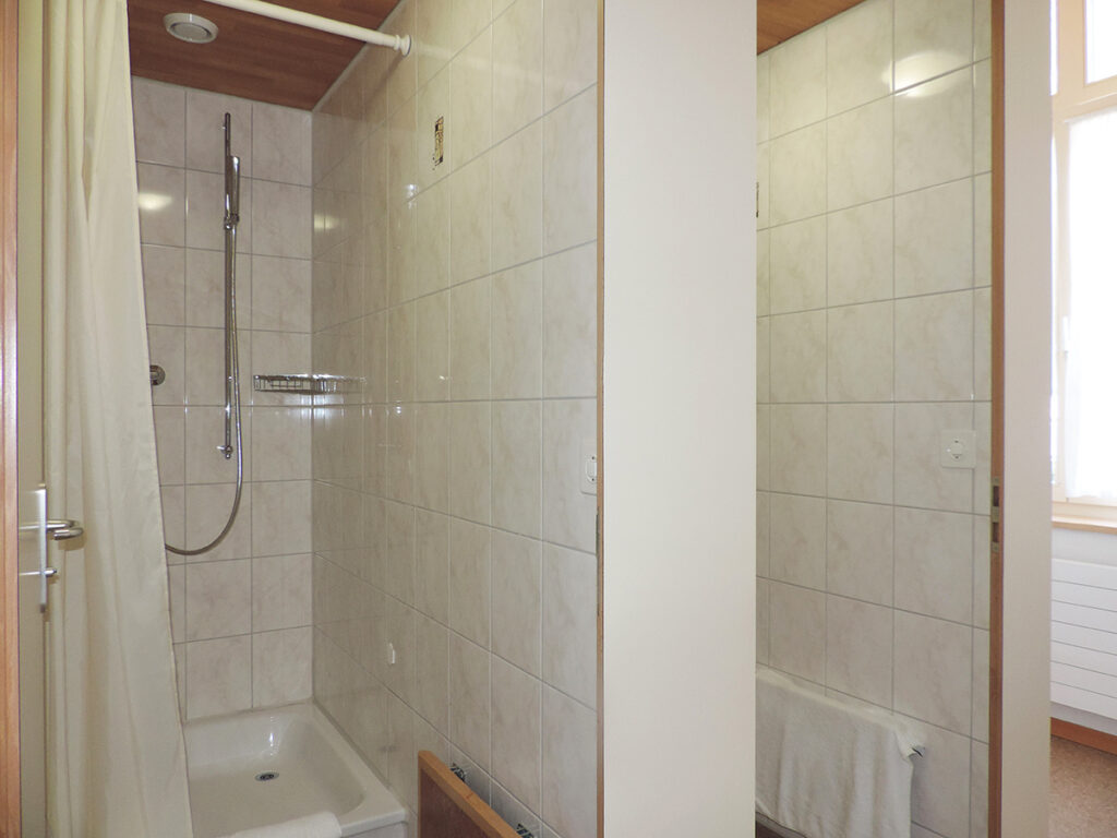 Duschkabinen und WC auf der Etage