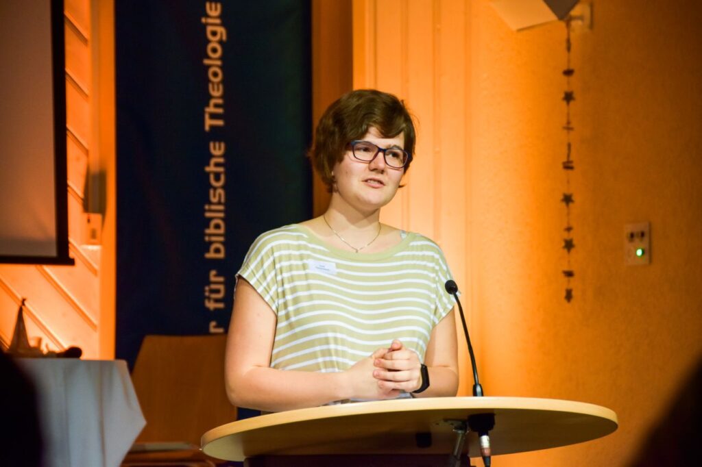 Eine Studentin moderiert