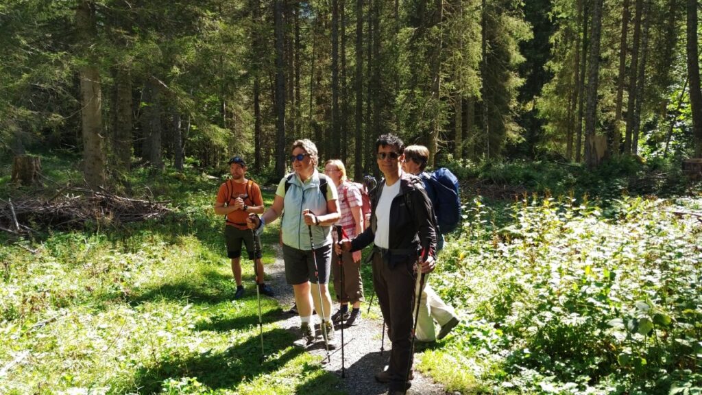 die Teilnehmer geniessen das Wandern