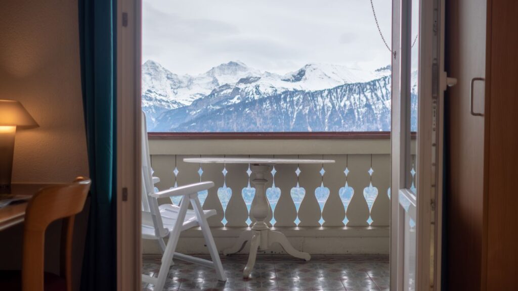 Terrasse mit Panoramablick auf die Berge und den See