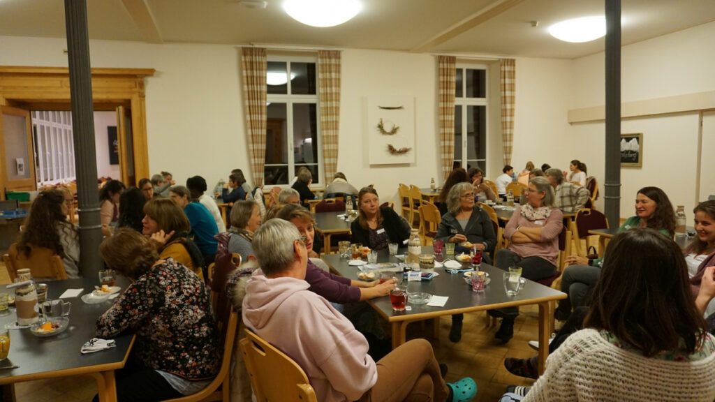 Gemeinschaft im Speisesaal