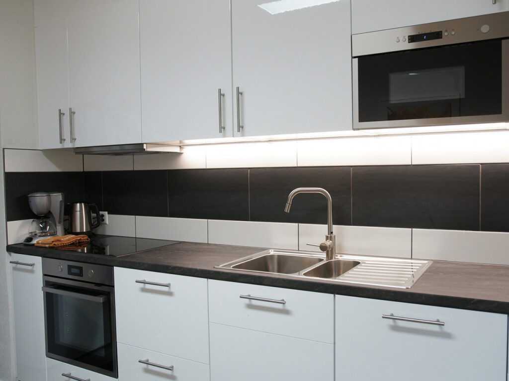 Küche mit Geschirrspüler und Mikrowelle